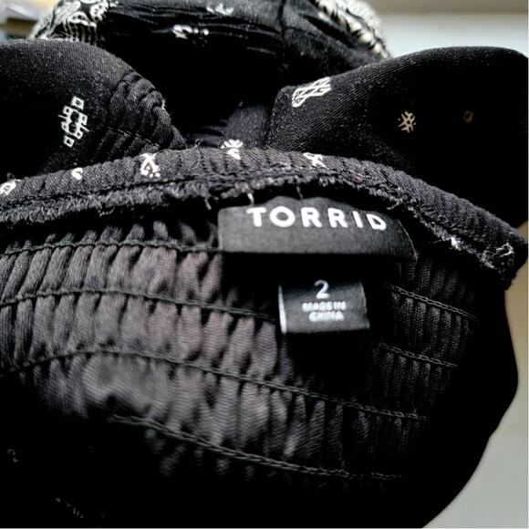 Torrid Black Bandana Print Jumpsuit Size 2 18-20 Boho 1 Piece Stretchy Smocked - Picture 3 of 10